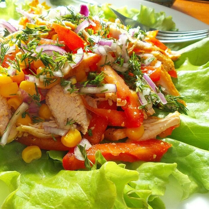 Salad rau củ với thịt gà