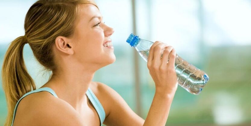 Cô gái uống nước giảm cân