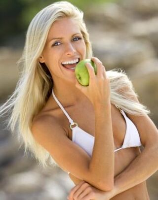 một cô gái ăn táo để giảm cân 10 kg mỗi tháng