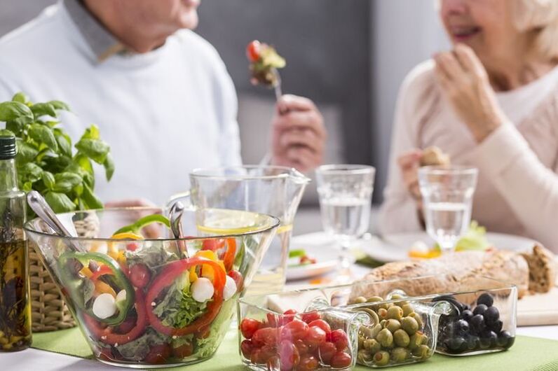 Chế độ ăn Địa Trung Hải cải thiện kỹ năng giao tiếp ở người lớn tuổi